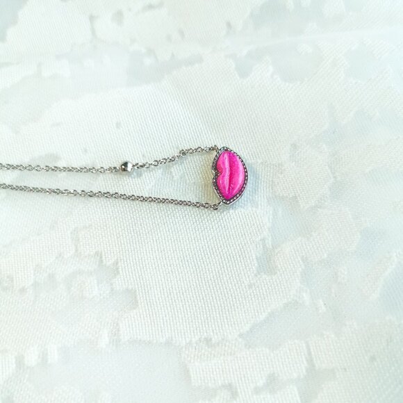 Kendra Scott Lips Silver Necklace Hot Pink Mother-of-Pearl - Picture 4 of 4